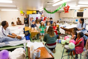 Kerstliedjes zingen in het ziekenhuis. Zo trots op onze kids, want sommige patienten kunnen er soms een beetje eng uitzien vanwege verband etc.